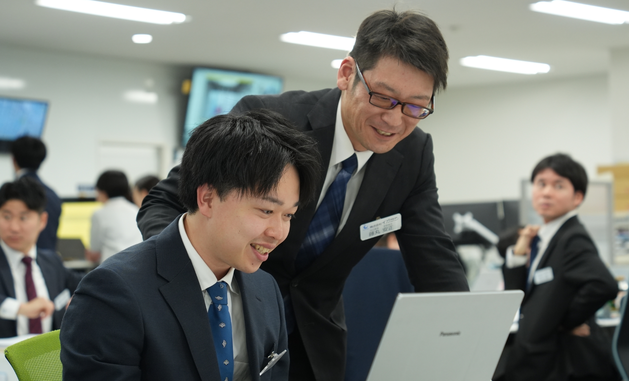 営業企画部の仕事の様子